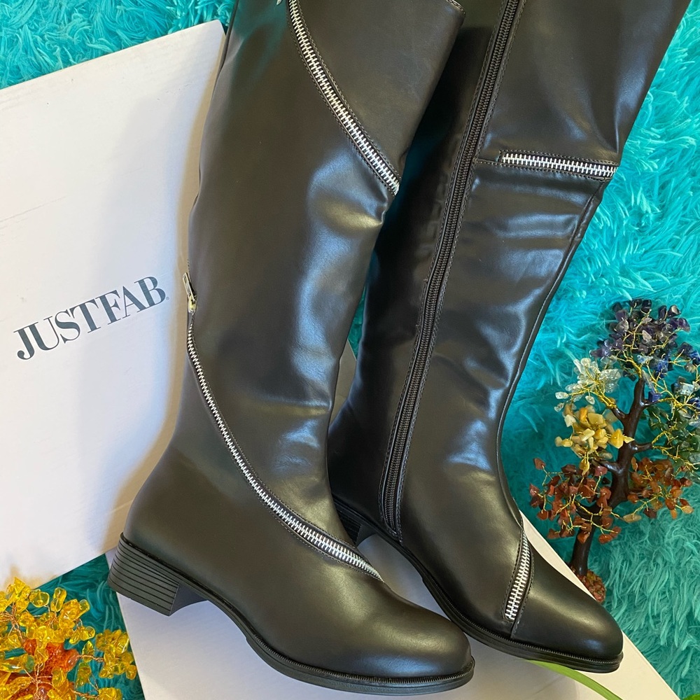 JustFab Ladies Boots with zipper, Brand New